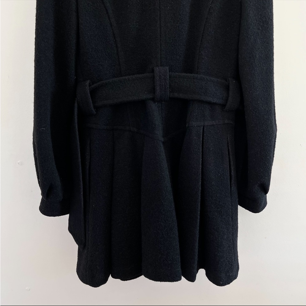 Chic Black Coat With Statement Collar - image 8
